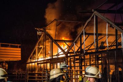 Fellbach: Grosses Gewaechshaus an der B14 in Vollbrand - Schlechte Wasserversorgung vor Ort